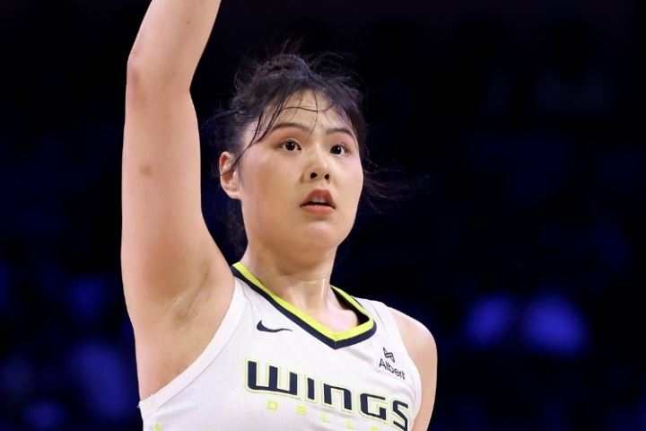 佩奇赞李月汝：她在场上可以做很多事 三分球也非常棒