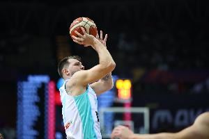 排除万难！东契奇22中8得到26分7板4助3断1帽 斯洛文尼亚提前晋级