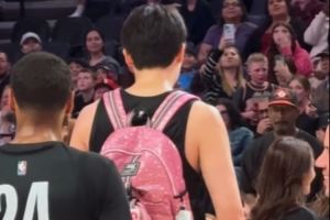 找自己~杨瀚森晒出自己背小书包跳舞视频：🎒💃Nice!