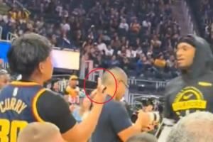 库里挑逗球迷假装向小佩顿要签名实则竖中指！后者上当后库里狂喜