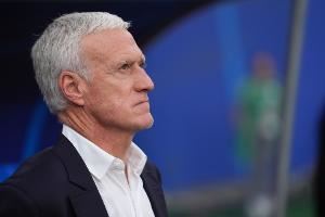 开启吹风机模式！德尚半场训斥法国队：节奏简直龟速，踢得太慢了