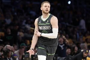 替补火力点！迪文岑佐半场6中3拿下7分3篮板