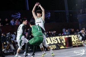 2025赛季超三联赛最受欢迎球员周嘉豪：目标是进三篮国家队