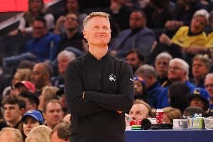 科尔开心了！勇士本场比赛仅出现8失误 没人超过2次失误