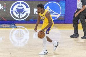 很坚决!布朗尼持球突破 对抗防守滞空高难度中投命中