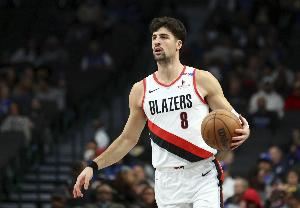 现在会侧重抢板?阿夫迪亚:我只是在努力卡位 争取防下每一回合